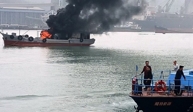 Tàu chở dầu cháy ngùn ngụt tại cảng Nghi Sơn, 2 người thoát chết - Ảnh 1.
