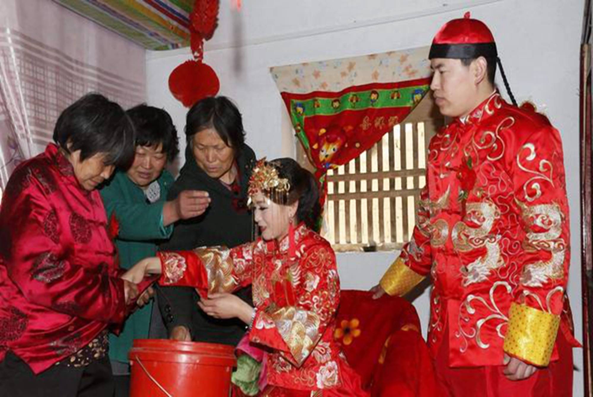 Cạnh tranh khốc liệt trên 'thị trường hôn nhân' của nam thanh niên nông thôn Trung Quốc: 'Sính lễ trên trời', chi phí đám cưới gấp 16 lần thu nhập trung bình - Ảnh 1.