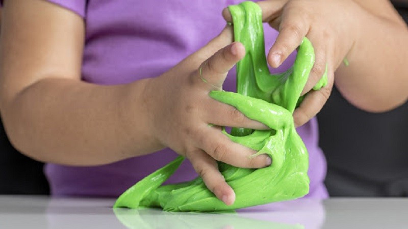 Cảnh báo đồ chơi "chất dẻo ma quái" slime chứa nhiều chất độc, gây đau đầu, hôn mê ở trẻ em - Ảnh 2. Cảnh báo đồ chơi "chất dẻo ma quái" slime chứa nhiều chất độc, gây đau đầu, hôn mê ở trẻ em - Ảnh 2.