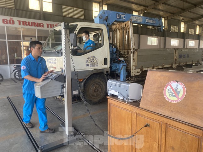 Ô tô đến hạn đăng kiểm xếp hàng dài, Giám đốc trung tâm ở Đắk Lắk nói gì? - Ảnh 8.