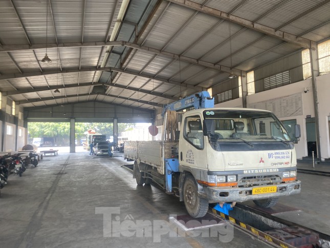 Ô tô đến hạn đăng kiểm xếp hàng dài, Giám đốc trung tâm ở Đắk Lắk nói gì? - Ảnh 9.