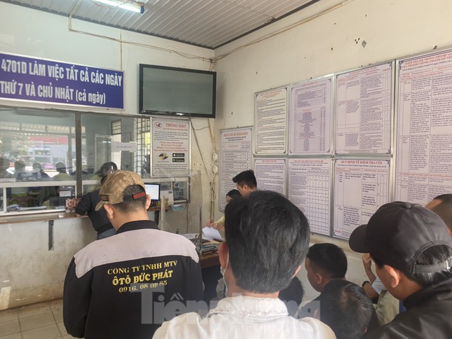 Ô tô đến hạn đăng kiểm xếp hàng dài, Giám đốc trung tâm ở Đắk Lắk nói gì? - Ảnh 5.