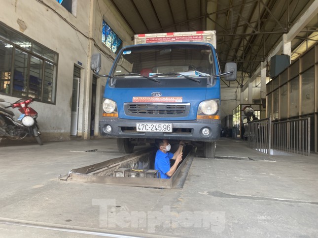Ô tô đến hạn đăng kiểm xếp hàng dài, Giám đốc trung tâm ở Đắk Lắk nói gì? - Ảnh 7.