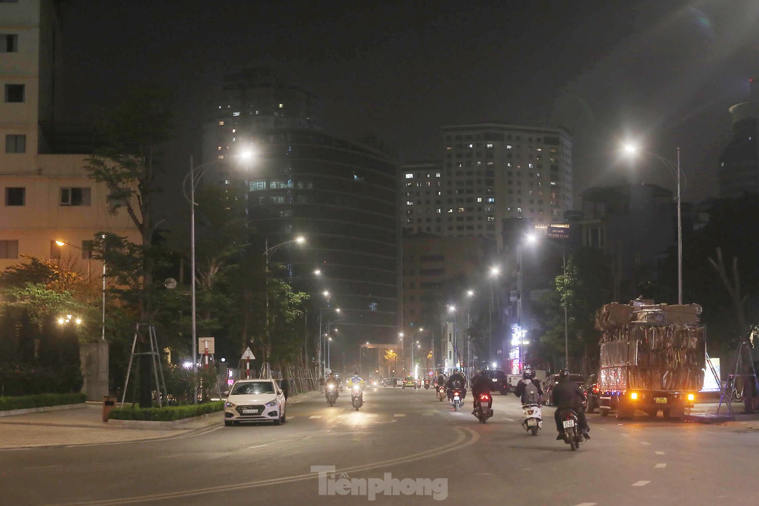 Bật thêm đèn, tuyến đường trăm tỷ giữa Thủ đô 'bừng sáng' - Ảnh 4. Bật thêm đèn, tuyến đường trăm tỷ giữa Thủ đô 'bừng sáng' - Ảnh 4.