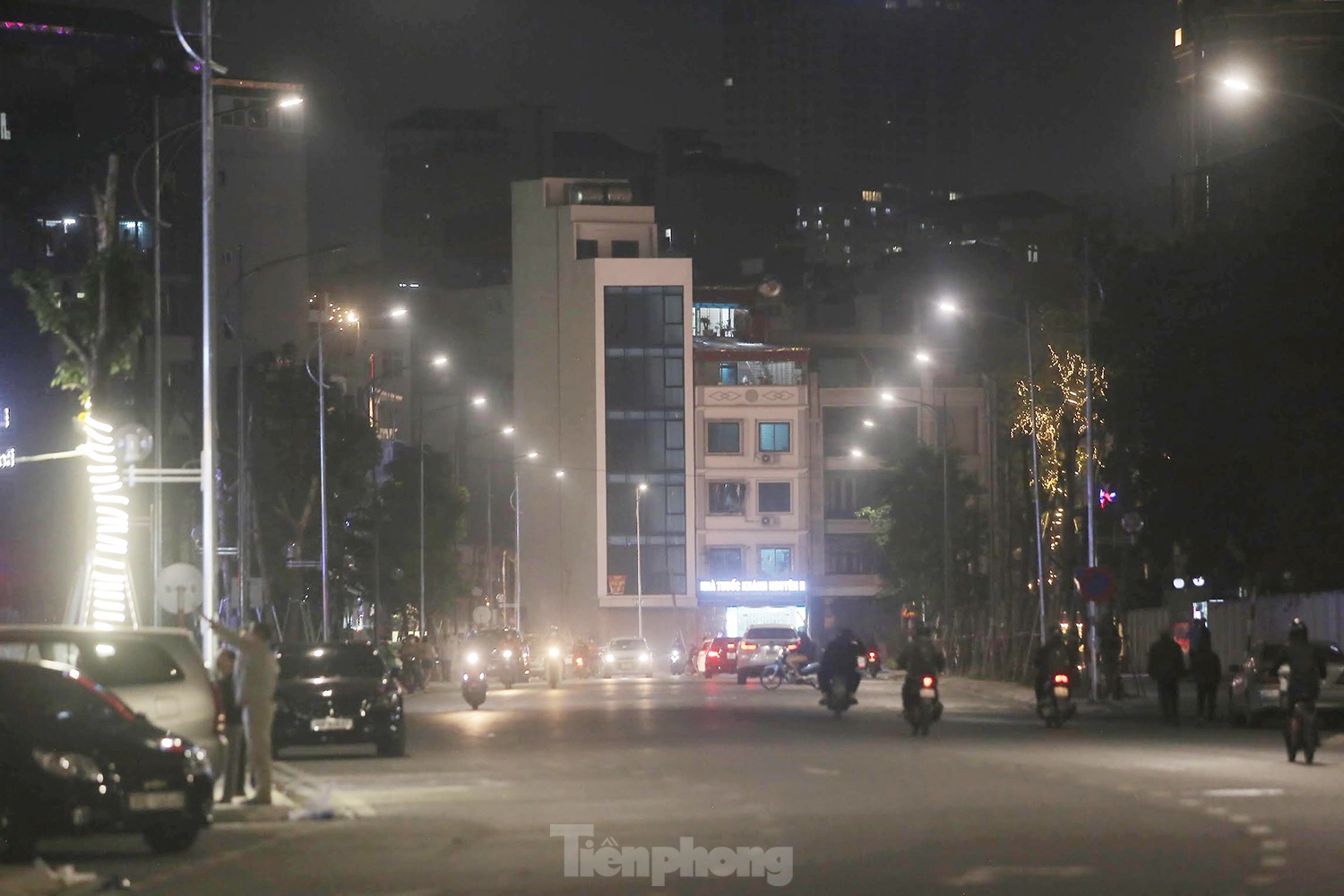 Bật thêm đèn, tuyến đường trăm tỷ giữa Thủ đô 'bừng sáng' - Ảnh 1. Bật thêm đèn, tuyến đường trăm tỷ giữa Thủ đô 'bừng sáng' - Ảnh 1.
