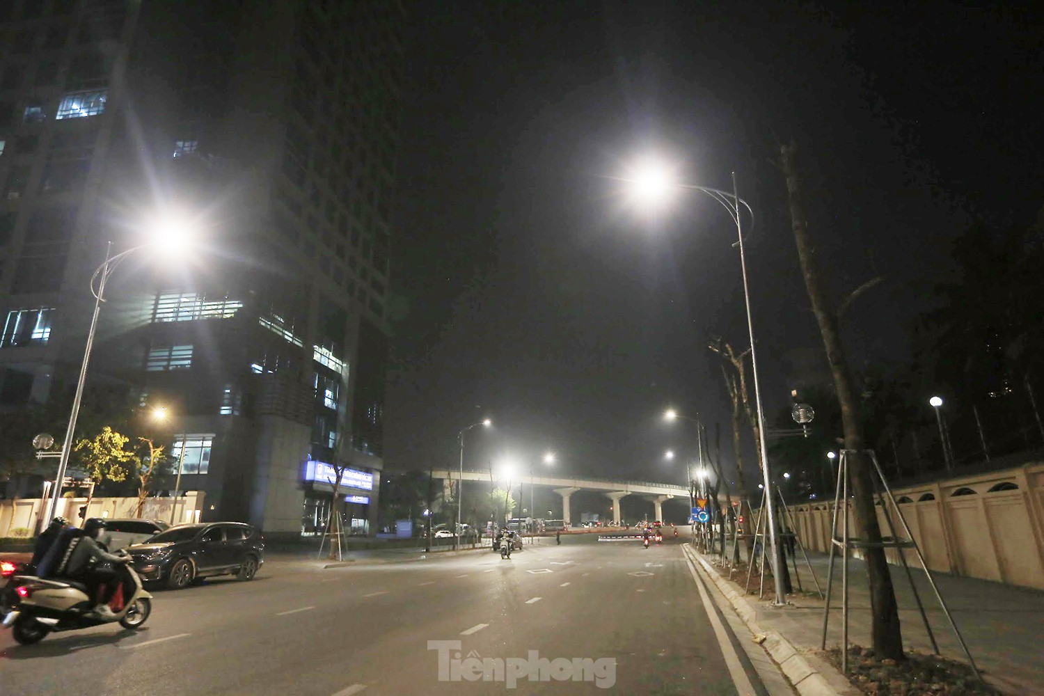 Bật thêm đèn, tuyến đường trăm tỷ giữa Thủ đô 'bừng sáng' - Ảnh 2. Bật thêm đèn, tuyến đường trăm tỷ giữa Thủ đô 'bừng sáng' - Ảnh 2.