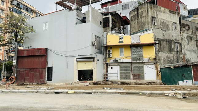 Nhà siêu mỏng, méo mó lại xuất hiện trên đường mới mở tại Hà Nội - Ảnh 11.