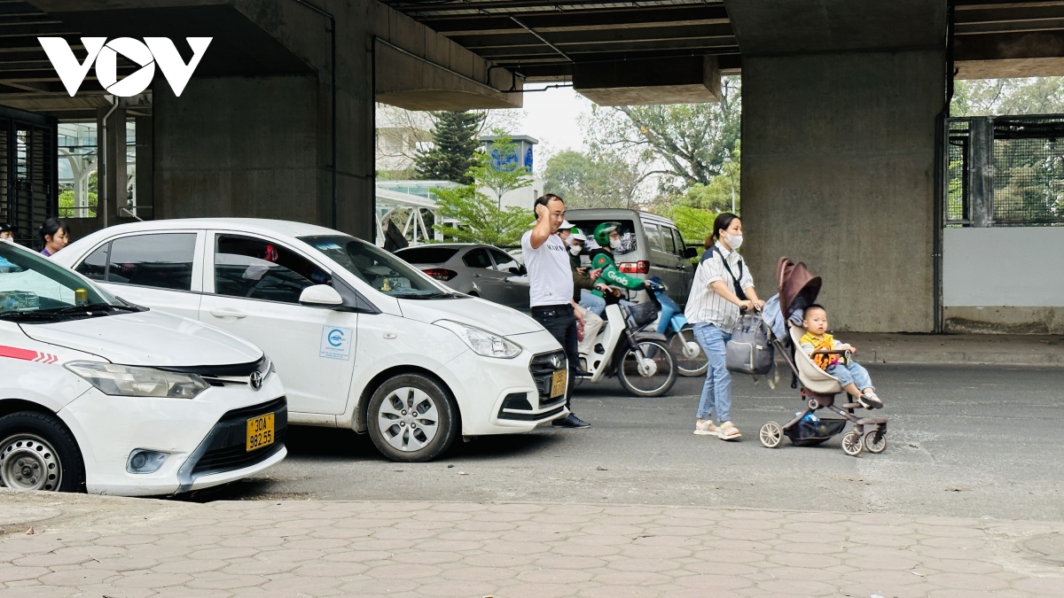Bãi trông xe tự phát, thu 20.000 đồng một vé xé máy trước Vườn thú Hà Nội - Ảnh 9.