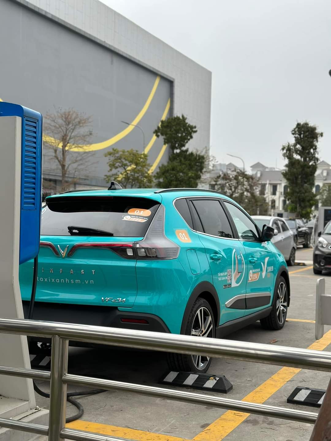 Lộ diện chiếc ô tô điện sẽ được tỷ phú Phạm Nhật Vượng dùng làm dịch vụ taxi: Mẫu mã, màu sắc ra sao? - Ảnh 2.