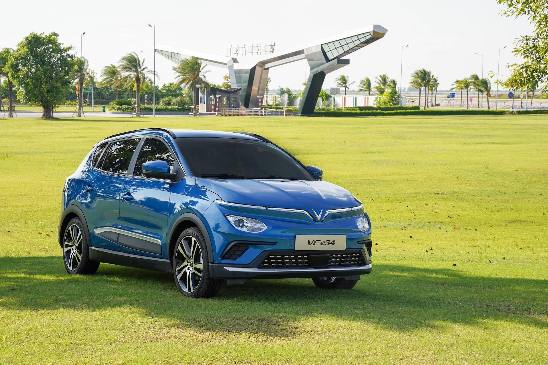 Để hưởng mức lương cứng 11 triệu đồng và 25% hoa hồng, tài xế làm việc cho công ty taxi điện của ông Phạm Nhật Vượng phải đáp ứng những yêu cầu gì? - Ảnh 3.