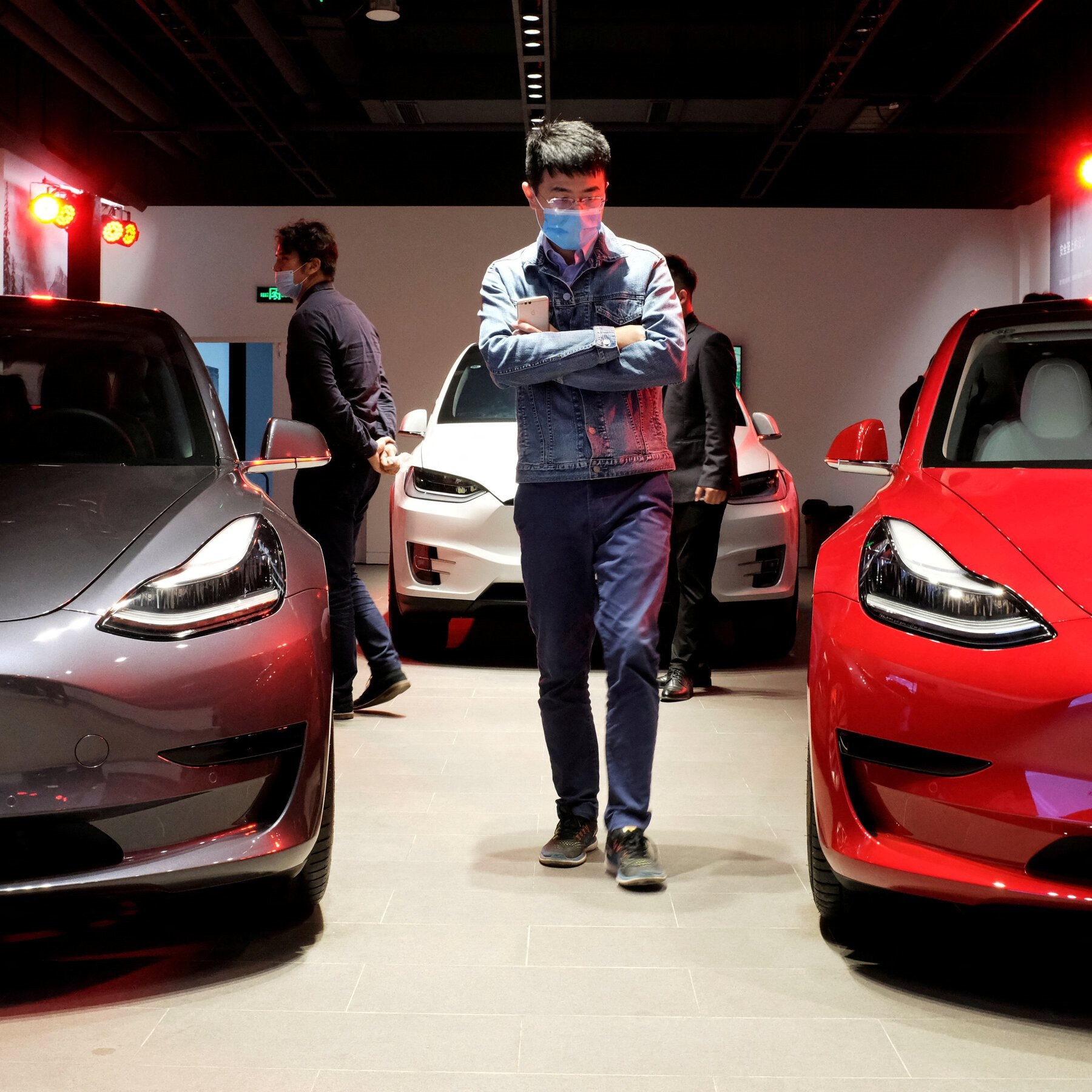 Tesla đang 'hủy diệt' những hãng xe điện non trẻ bằng chiến lược dìm giá - Ảnh 1.