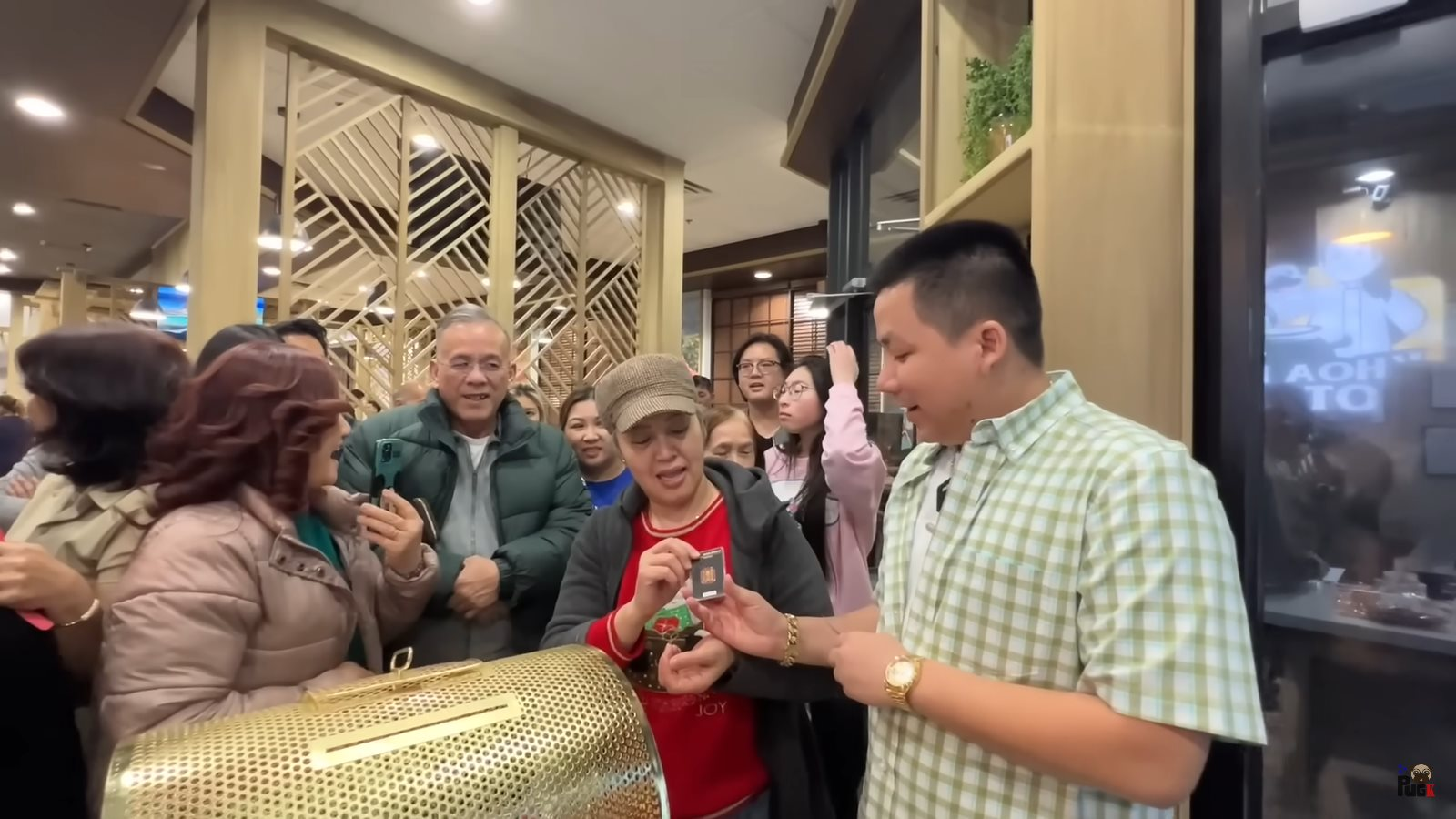 Mở quán lẩu ở Mỹ vì đam mê chứ lời lãi gì tầm này: Khoa Pug tặng vàng Thụy Sĩ cho khách tới ủng hộ, khán giả ở Việt Nam cũng có quà - Ảnh 5.