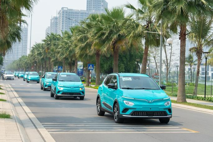 Chiêu mộ với mức lương và hoa hồng khủng, đãi ngộ dành cho tài xế lái taxi điện của công ty ông Phạm Nhật Vượng có gì khác các hãng taxi truyền thống?