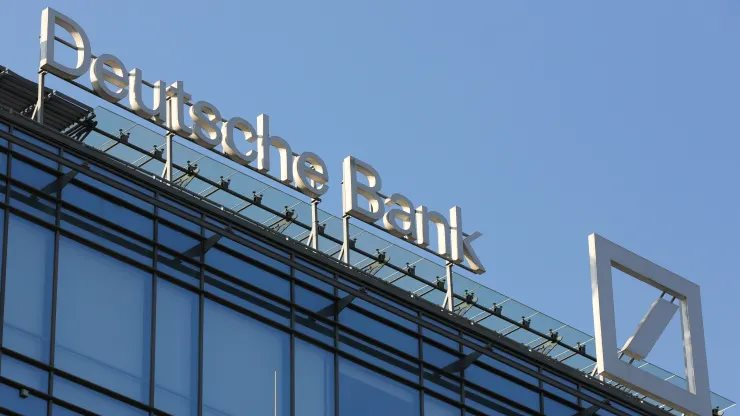 Cố phiếu Deutsche Bank sụt 9%, Hợp đồng hoán đổi rủi ro tín dụng tăng vọt - Ảnh 1.