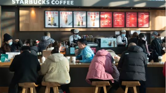 Cứ 9 tiếng lại mở 1 cửa hàng, vì đâu Starbucks vẫn ngậm ngùi nhìn thị phần 'rơi rụng' tại Trung Quốc? - Ảnh 1.