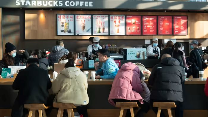 Cơn đau đầu của Starbucks: Khách hàng chỉ 'tự thưởng' ly cà phê giá 100.000 đồng 1 lần/tuần, chịu thua trước những chuỗi bán giá 17.000 đồng/ly - Ảnh 1.