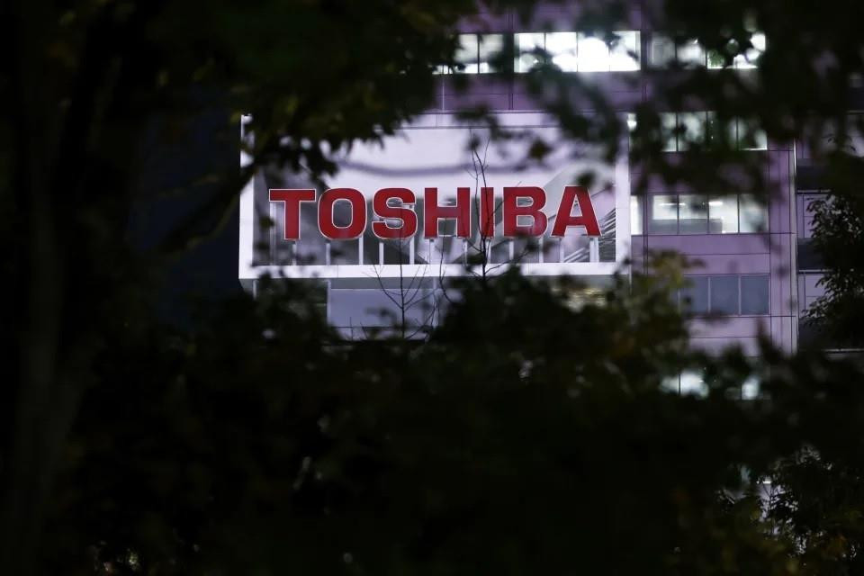 Con đường nào đưa Toshiba từ biểu tượng về thiết bị điện tử, năng lượng hạt nhân... đến bán mình, hủy niêm yết? - Ảnh 1.