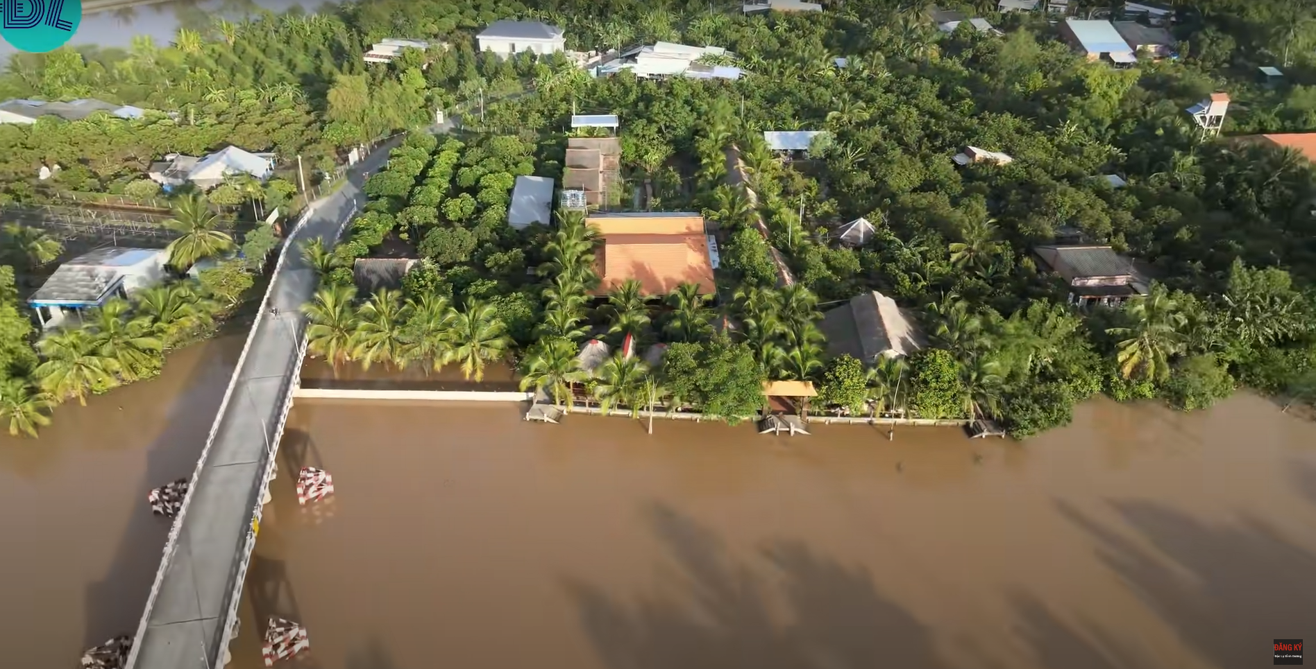 Biệt phủ của đại gia Vĩnh Long làm từ 4000 cây dừa, hồ cá Koi cũng ...