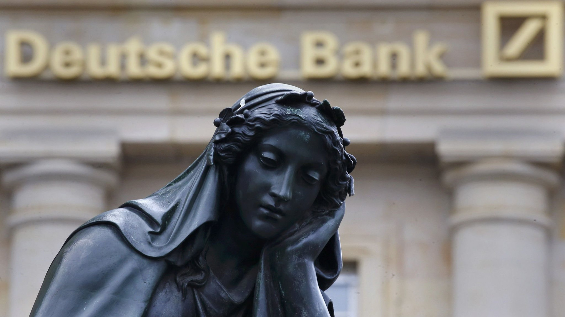 ถูกมองว่าเป็นธนาคารที่ “มั่นคง” แต่หุ้นยังคงถูกเทขายอย่างหนัก เกิดอะไรขึ้นที่ Deutsche Bank?  -ภาพที่ 1.