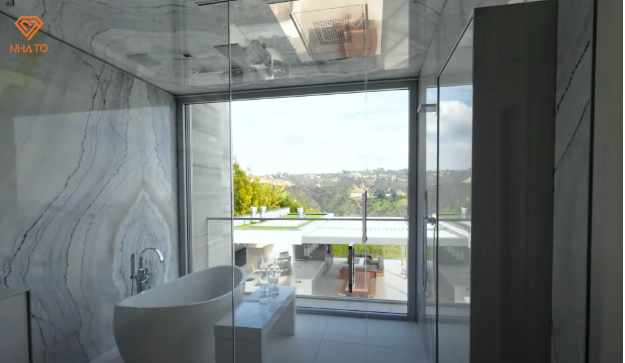 Có gì ở căn siêu biệt thự gần 900 tỷ đồng với 7 phòng ngủ, 13 phòng tắm trên đỉnh Beverly Hills: Không gian đỉnh cao sang trọng, đến cả nhà vệ sinh cũng có TV - Ảnh 12.