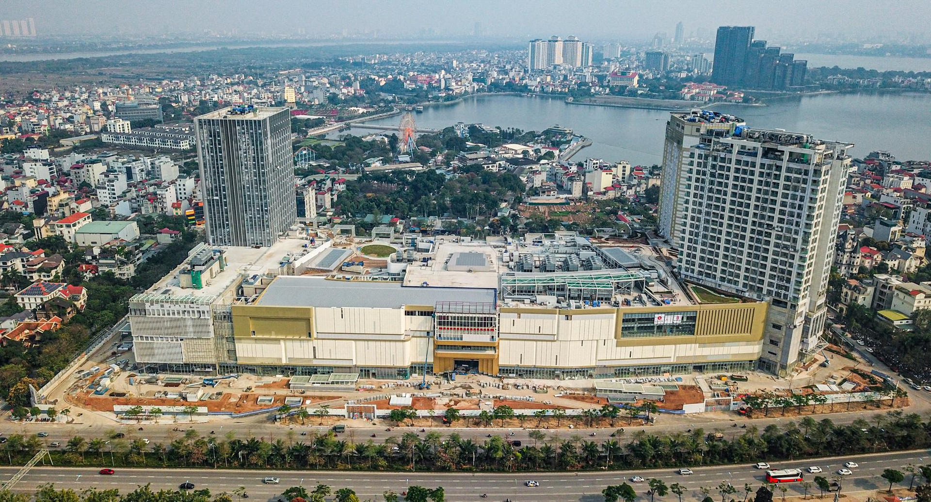 ‏[Photo Essay] Chung cư quanh TTTM đắt nhất thủ đô Lotte Mall Hanoi - Võ Chí Công đã hình thành mặt bằng giá mới lên đến 100 triệu đồng/m2 - Ảnh 2.