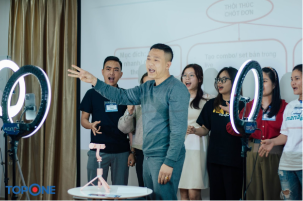 Học Viện Livestream TopOne bật mí 5+ cách bán hàng trực tuyến sinh đơn nhanh - Ảnh 1. Học Viện Livestream TopOne bật mí 5+ cách bán hàng trực tuyến sinh đơn nhanh - Ảnh 1.