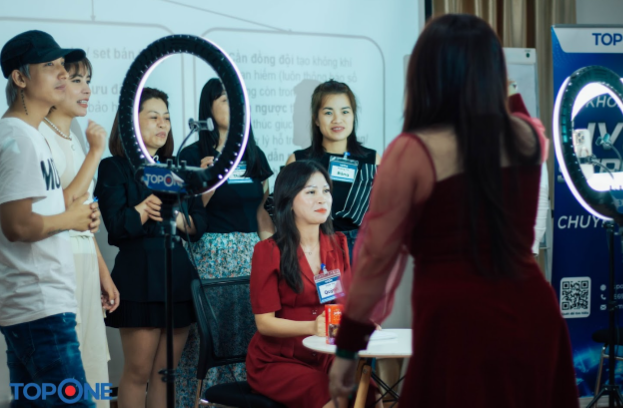 Học Viện Livestream TopOne bật mí 5+ cách bán hàng trực tuyến sinh đơn nhanh - Ảnh 2. Học Viện Livestream TopOne bật mí 5+ cách bán hàng trực tuyến sinh đơn nhanh - Ảnh 2.