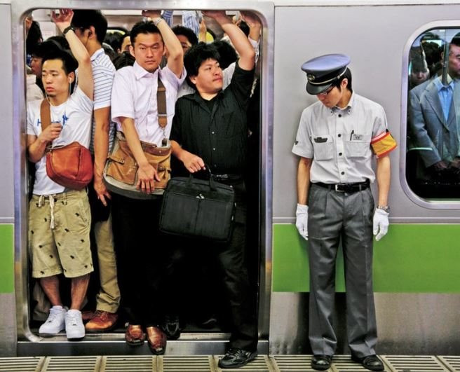 Nhật Bản khiến thế giới 'ngả mũ': Xây đường ray tàu điện ngầm trong 3,5 giờ với 1.200 kỹ sư, ai cũng biết chính xác vị trí bu-lông mình cần vặn - Ảnh 3.