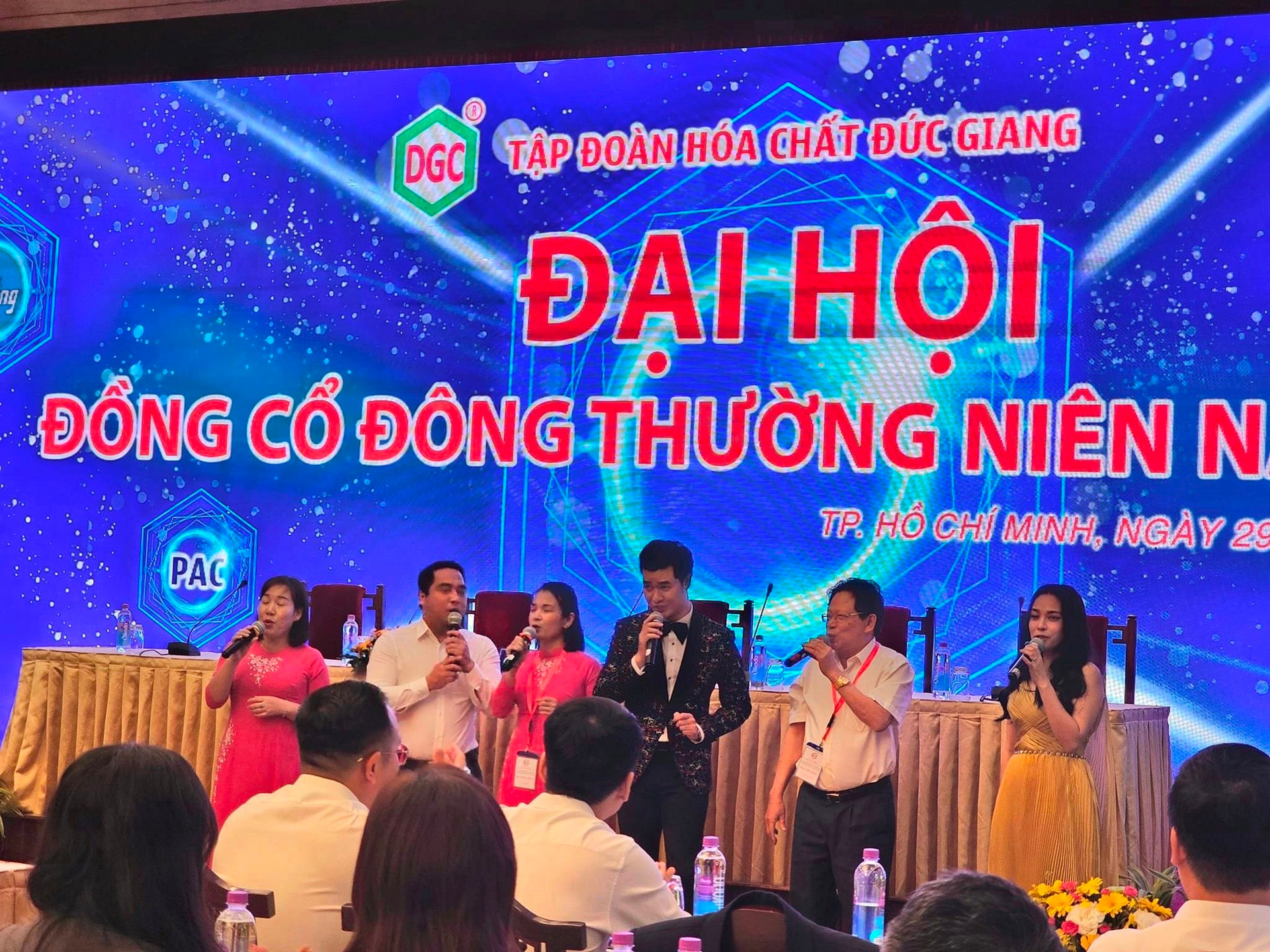 Chủ tịch DGC Đào Hữu Huyền hát mở đầu ĐHCĐ: &quot;2022 là năm thắng lớn của DGC, tôi hy vọng mùa xuân sẽ tiếp tục với DGC nhiều năm về sau&quot; - Ảnh 1.