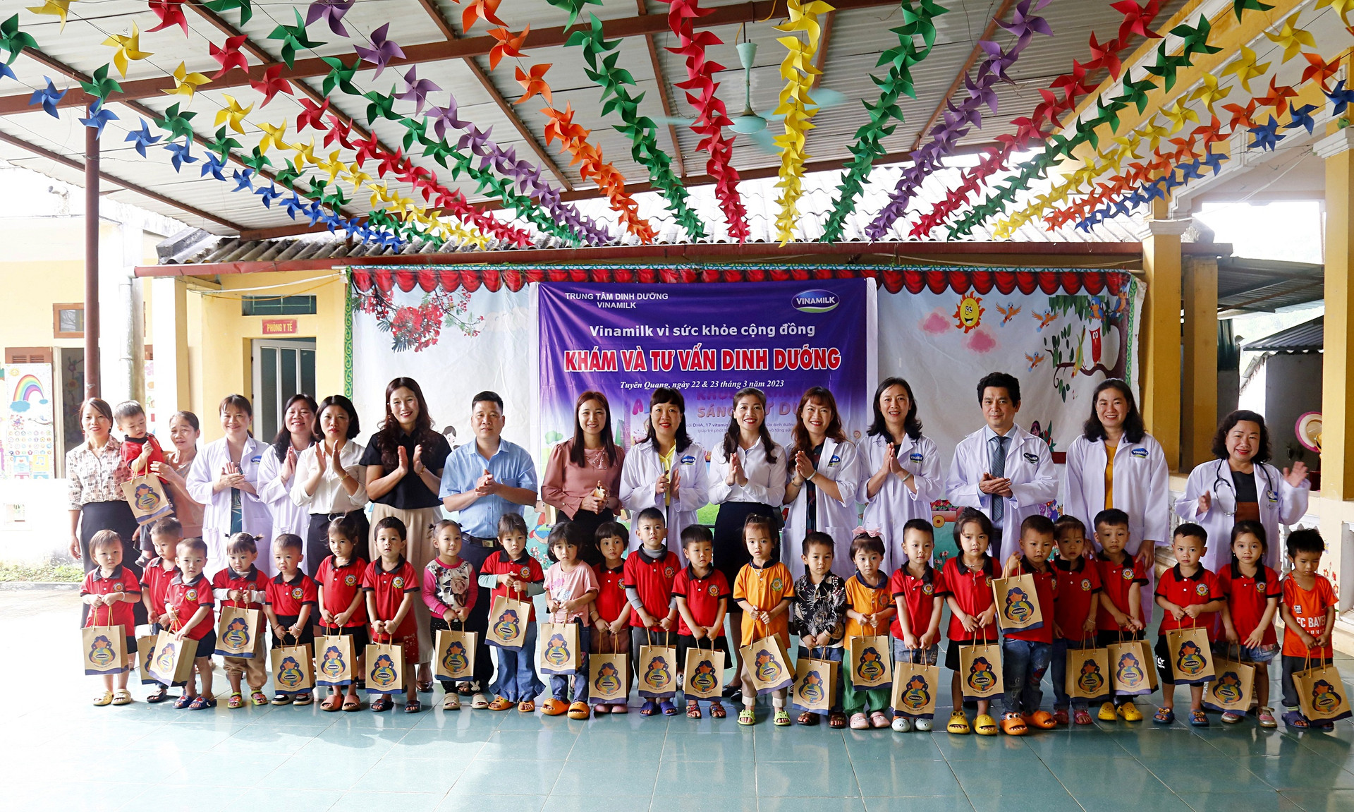 2.600 trẻ em mầm non tỉnh Tuyên Quang được Vinamilk khám sức khỏe và tư vấn dinh dưỡng - Ảnh 4.