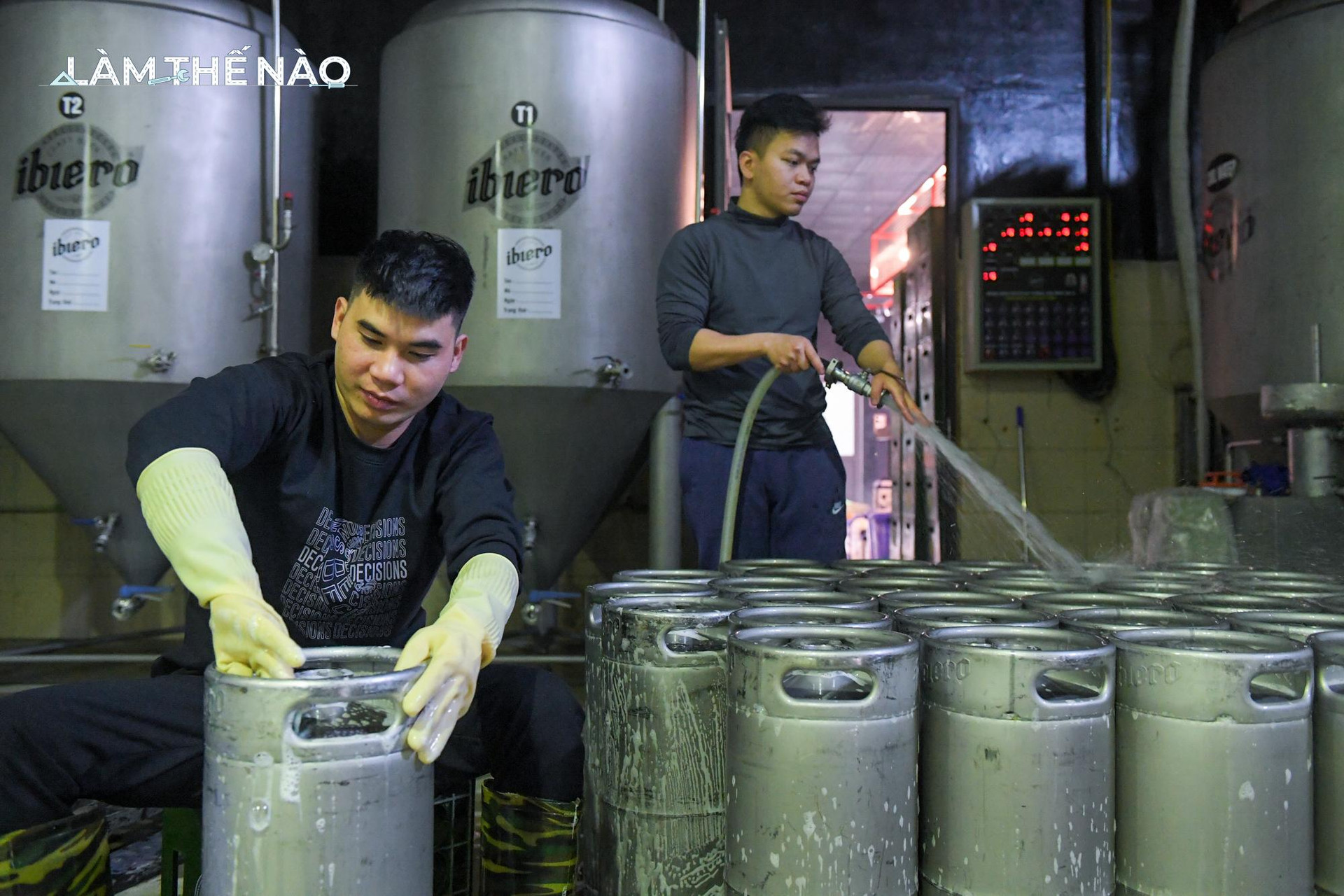 ‏Cận cảnh quá trình làm ra loại bia thơm mùi cốm Hà Nội, ăn được với cả lòng lợn lẫn tôm hùm - Ảnh 14.