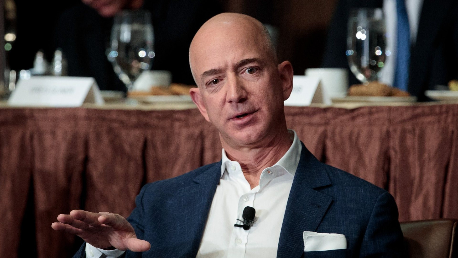 Phong cách họp đáng học hỏi của Jeff Bezos: Báo cáo nhiều chẳng tác dụng gì, nếu là sếp thì nên 'im' cho tới cuối buổi - Ảnh 1.