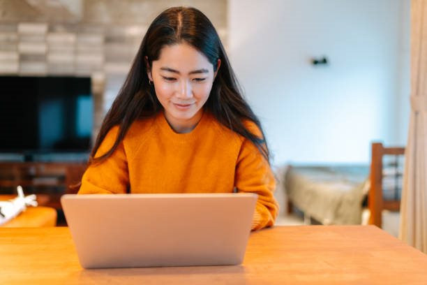 ‘1 người 1 laptop’, cô gái kiếm hơn 40 tỷ đồng trong hơn 1 năm mà không phải đi làm chấm công - Ảnh 1. ‘1 người 1 laptop’, cô gái kiếm hơn 40 tỷ đồng trong hơn 1 năm mà không phải đi làm chấm công - Ảnh 1.