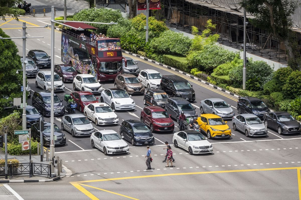 Người Singapore phải chi hơn 2 tỷ đồng cho 1 suất mua xe ô tô - Ảnh 1.