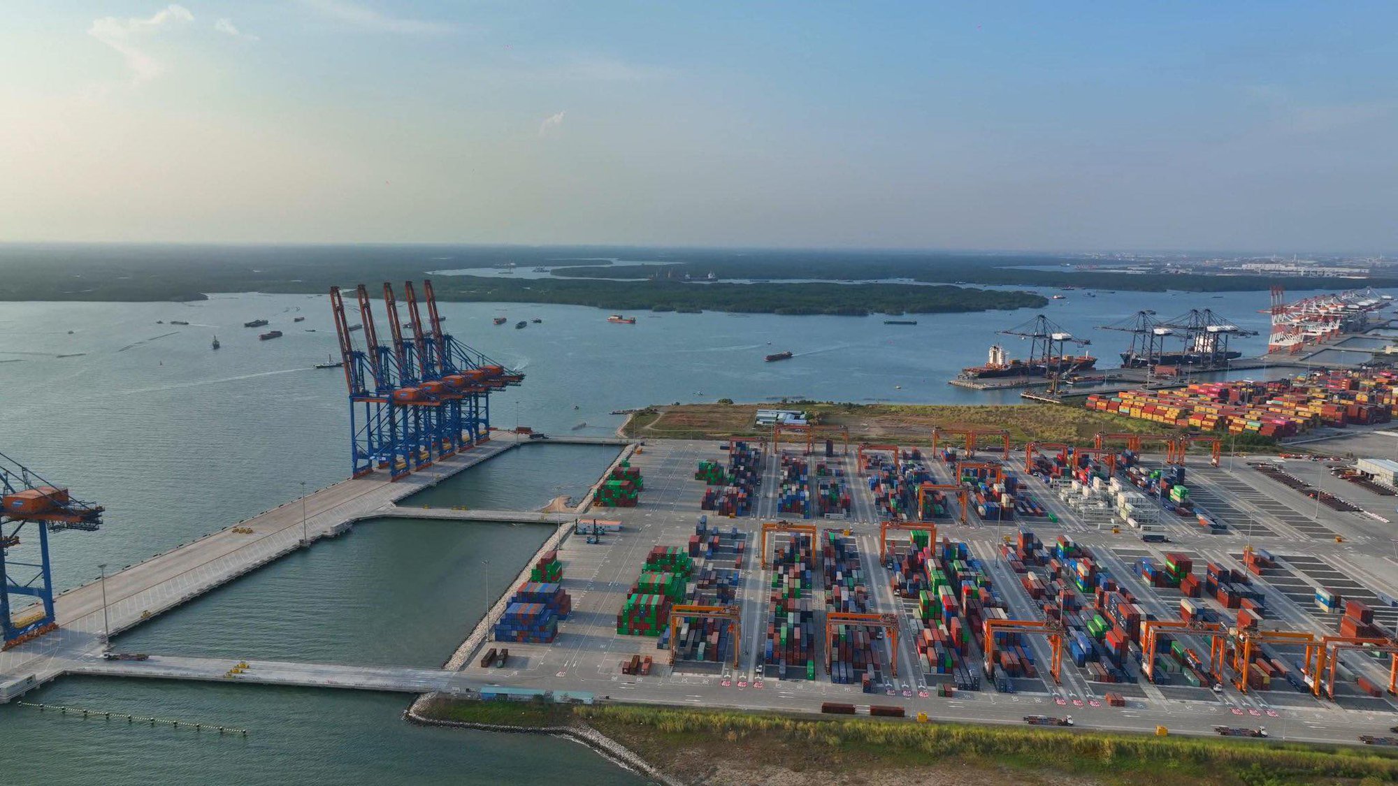 Cận cảnh siêu tàu container lớn nhất thế giới tại Bà Rịa - Vũng Tàu - Ảnh 2.