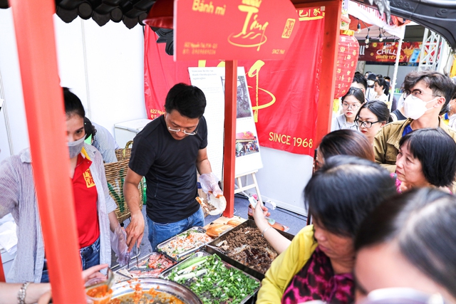 Lễ hội bánh mì lần đầu được tổ chức: hàng ngàn người đông đúc xếp hàng, hơn trăm gian bánh hấp dẫn tề tựu - Ảnh 6.