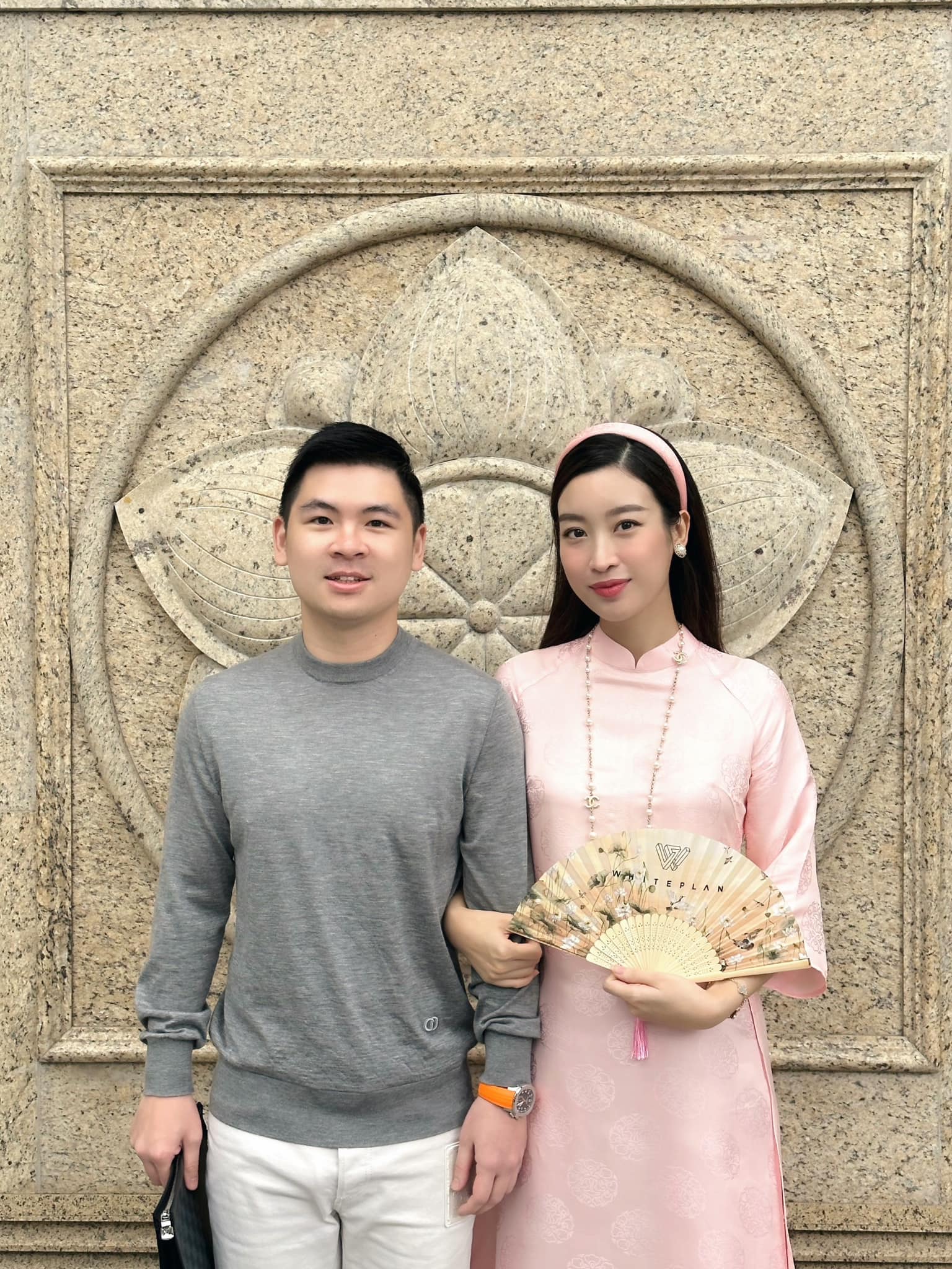 Cưng chiều hoa hậu Đỗ Mỹ Linh như Chủ tịch CLB Hà Nội, sẵn sàng quay những video 'vô tri' miễn là vợ vui - Ảnh 4.