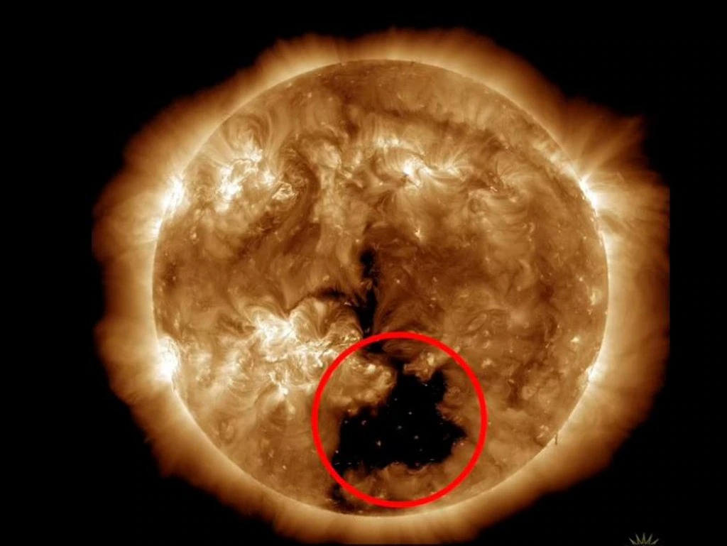 2 'lỗ hổng' khổng lồ rộng gấp hàng chục lần Trái Đất đồng loạt xuất hiện trên Mặt Trời chỉ trong 1 tuần - Ảnh 1.