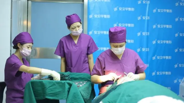 “Nữ hoàng axit” bán nguyên liệu chỉ đáng giá 60.000 đồng, thu về tài sản gần 200.000 tỷ đồng, có thời điểm giàu hơn cả Jack Ma: Tư duy tốt không sợ không thành công - Ảnh 4. “Nữ hoàng axit” bán nguyên liệu chỉ đáng giá 60.000 đồng, thu về tài sản gần 200.000 tỷ đồng, có thời điểm giàu hơn cả Jack Ma: Tư duy tốt không sợ không thành công - Ảnh 4.