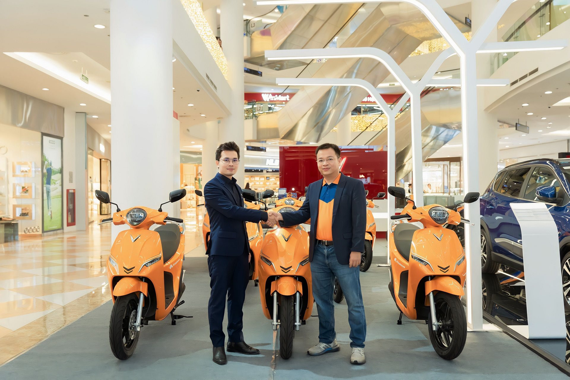 Ahamove mua 200 xe VinFast để mở dịch vụ cho thuê xe máy điện đầu tiên tại Việt Nam, sẽ thuê 1.000 xe từ công ty riêng của ông Phạm Nhật Vượng - Ảnh 1.