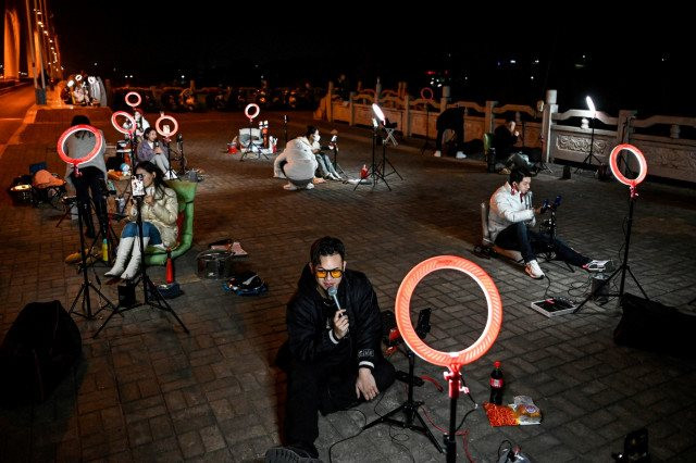 Xu hướng cực lạ tại Trung Quốc: livestream xuyên đêm ngoài đường để hút người hâm mộ trên TikTok, người xem càng nhiều thu nhập càng khủng - Ảnh 4.