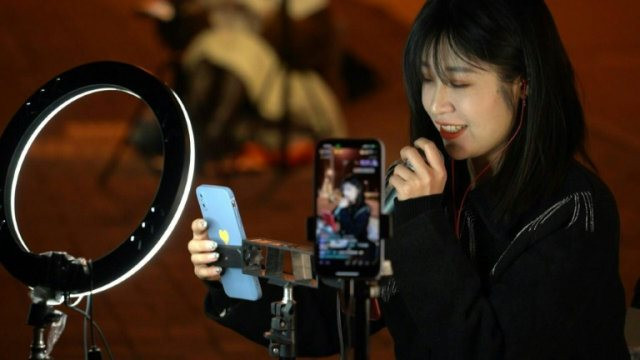 Xu hướng cực lạ tại Trung Quốc: livestream xuyên đêm ngoài đường để hút người hâm mộ trên TikTok, người xem càng nhiều thu nhập càng khủng - Ảnh 2.