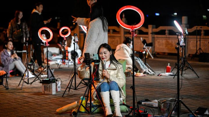 Xu hướng cực lạ tại Trung Quốc: livestream xuyên đêm ngoài đường để hút người hâm mộ trên TikTok, người xem càng nhiều thu nhập càng khủng - Ảnh 1.