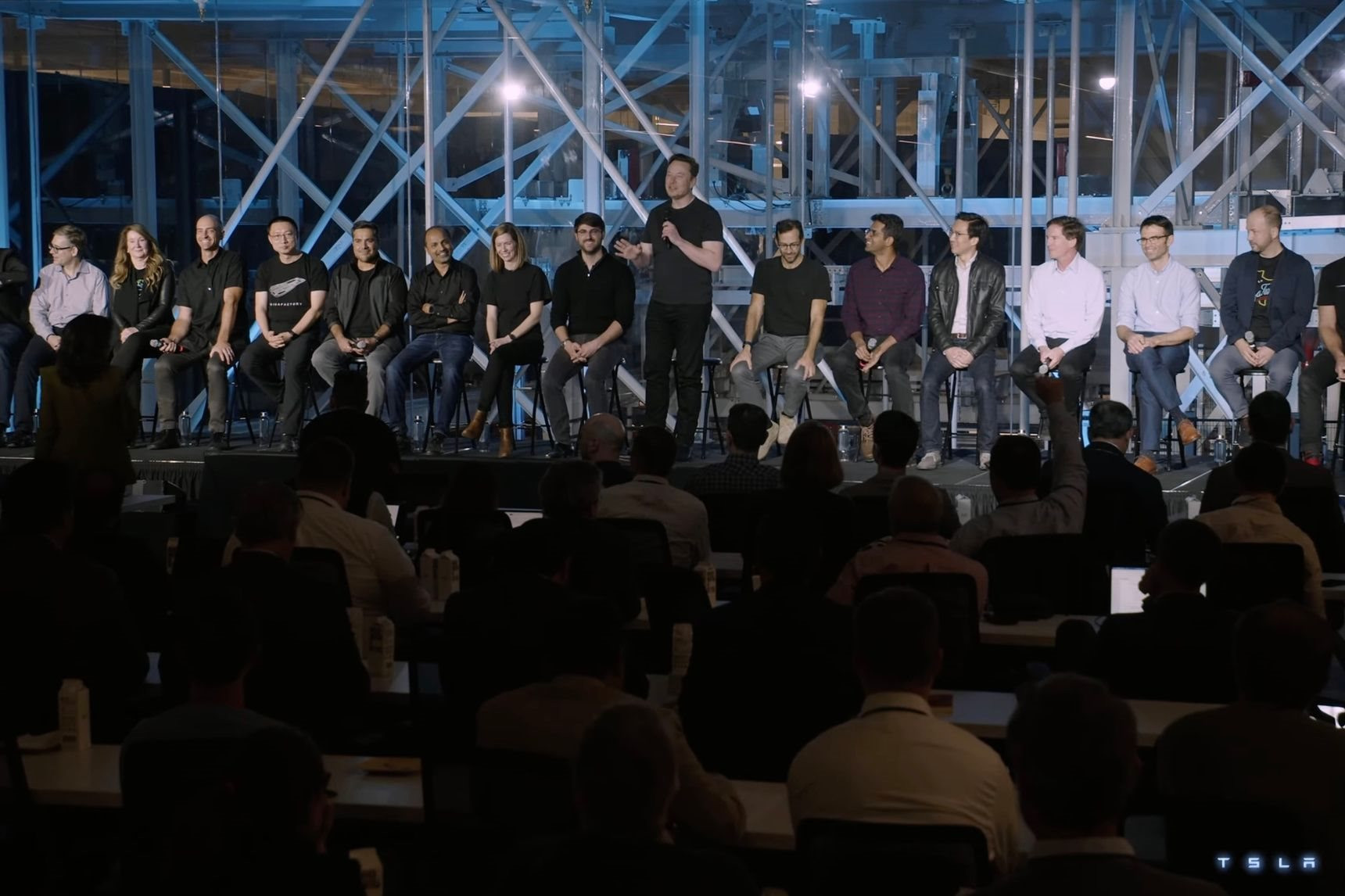 Elon Musk lần đầu tiên giới thiệu đội ngũ lãnh đạo Tesla để xoa dịu cổ đông - Ảnh 1.