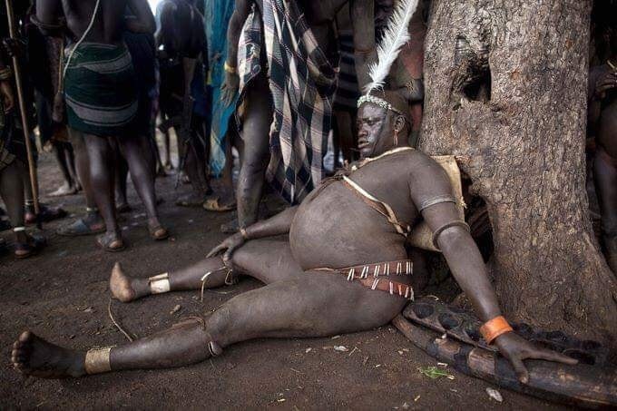 Bộ tộc kỳ lạ ở châu Phi: Vỗ béo đàn ông và dành sự tôn trọng với nam giới bụng phệ - Ảnh 1.