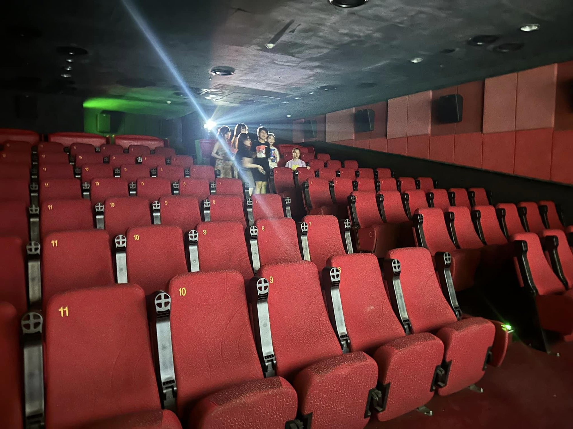 Thanh niên tố Trấn Thành chen ngang ở rạp CGV trả thù ngọt ngào: Tự bao nguyên rạp lớn ở Lotte để trải nghiệm riêng tư? - Ảnh 3.