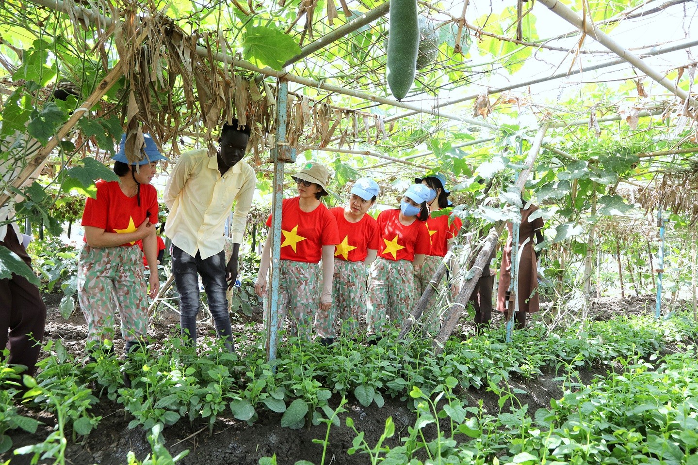Những ‘bông hồng thép’ Việt Nam tỏa sáng ở châu Phi - Ảnh 4.