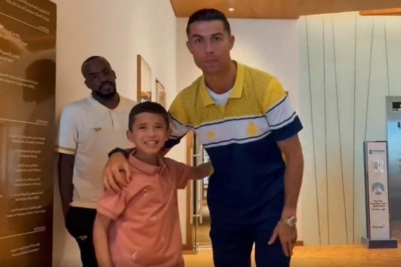 Cậu bé thoát chết thần kỳ trong trận động đất ở Syria bày tỏ ước mơ được gặp Cristiano Ronaldo và đây là hành động bất ngờ từ siêu sao bóng đá - Ảnh 2.