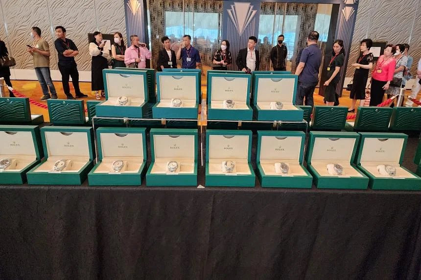 Một tập đoàn Singapore mạnh tay thưởng 98 đồng hồ Rolex cho nhân viên, số khác được cũng nhận 'sương sương' 1 thỏi vàng: Kinh doanh gì mà hào phóng đến vậy? - Ảnh 1.