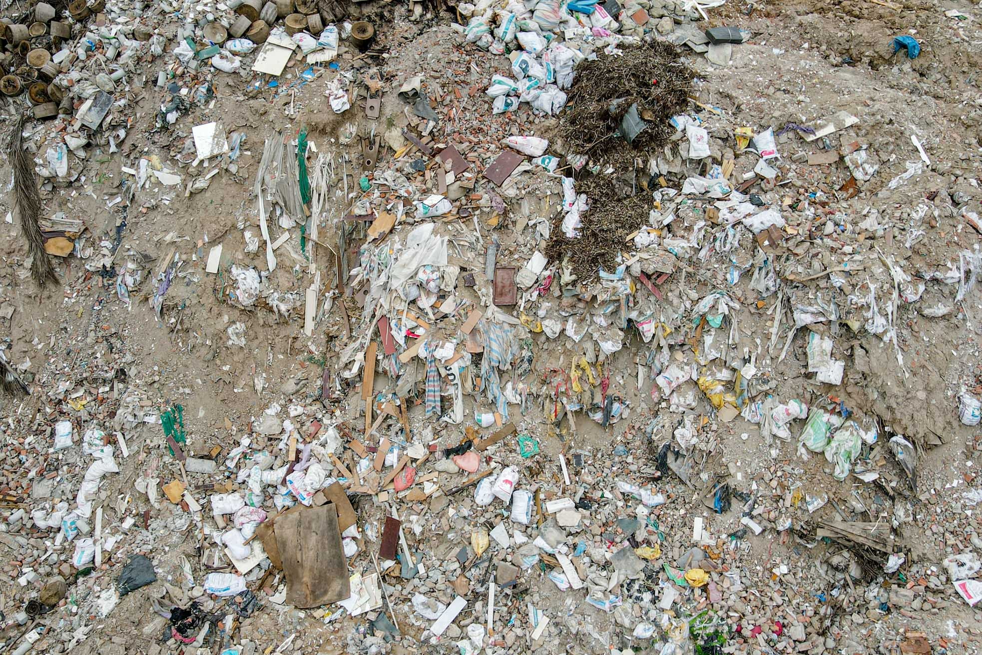 Nhức nhối bãi rác thải đổ trộm chất thành 'núi' giữa Thủ đô - Ảnh 5.